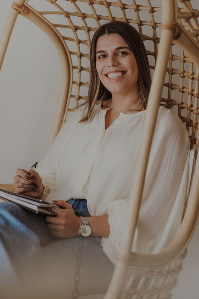 Beatriz Pedro, mulher sorrindo, cabelos castanhos lisos à altura dos ombros.